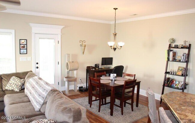 Building Photo - 2325 Dovedale Dr