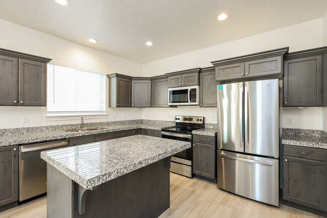 Building Photo - 4762 E Lk Cor Dr