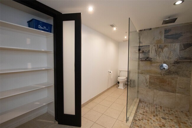 Building Photo - 2000 Bagby St