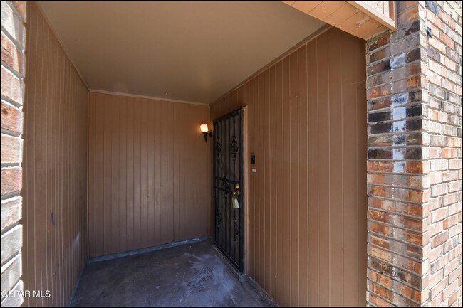 Building Photo - 10605 Kinross Ave