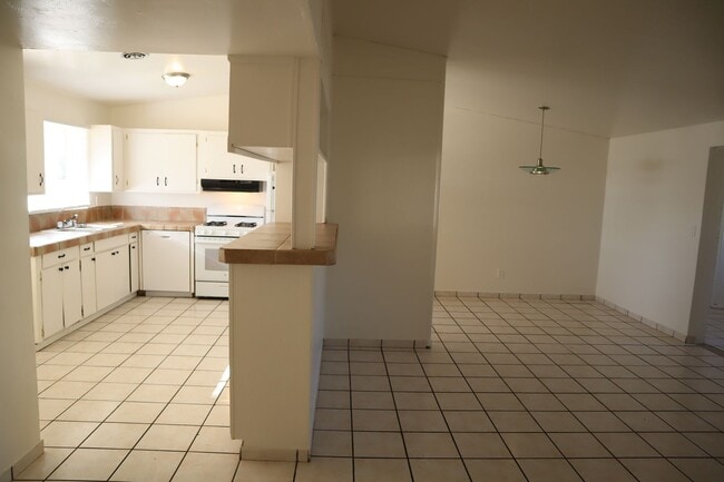 Building Photo - Great home Great price