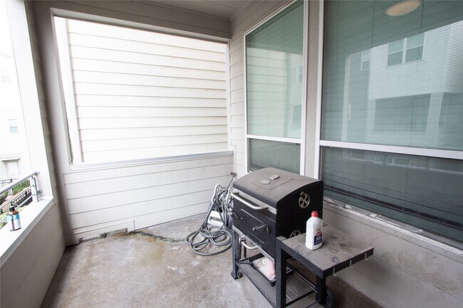 Building Photo - 2779 Clinton Dr