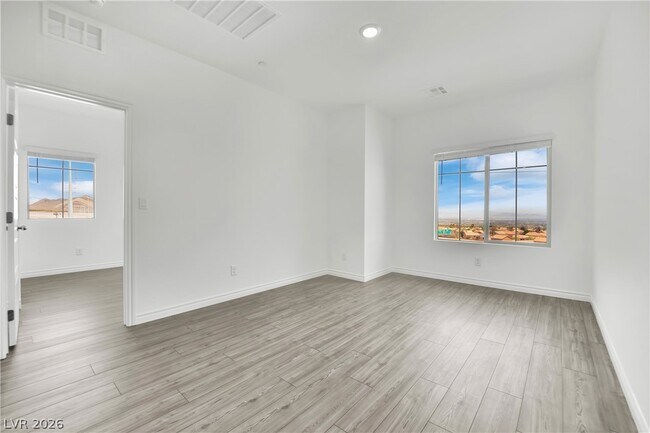 Building Photo - 600 N Carriage Hill Dr
