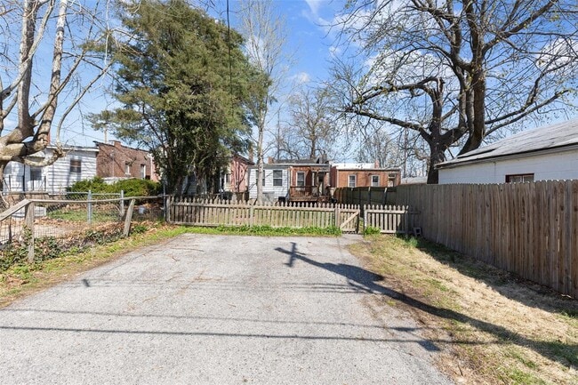 Building Photo - 6204 Clayton Ave