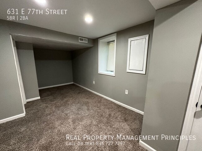 Building Photo - 631 E 77th St