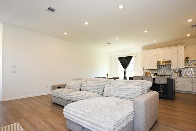 Building Photo - 3057 Pensacola Dr