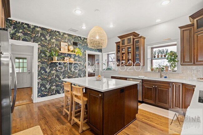 Building Photo - Indoor Pool! FULLY Furnished Short or Mid Term Rental