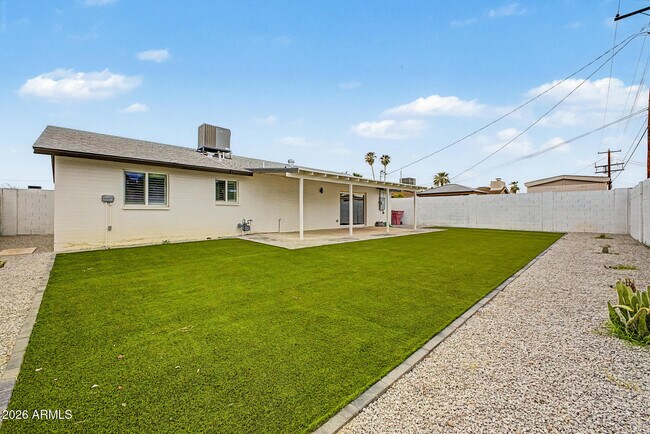Building Photo - 8440 E Palm Ln