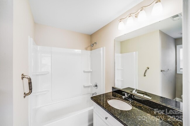 Building Photo - 604 W 8th St