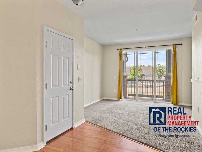 Building Photo - Bright 2 Bed 1 Bath Condo in a Great Location!