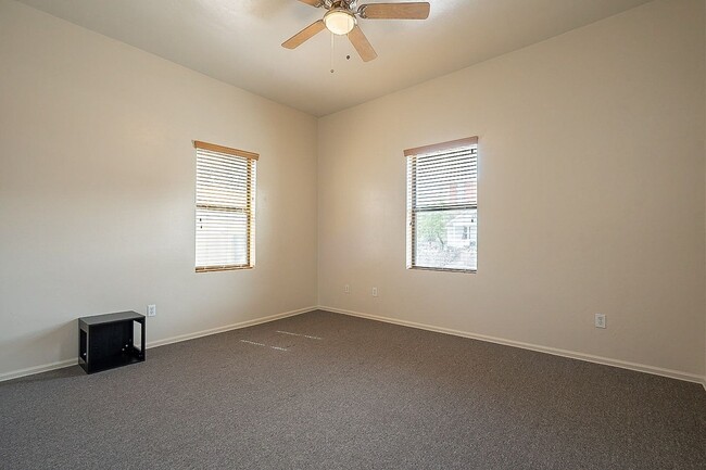 Building Photo - 928 E 6th St