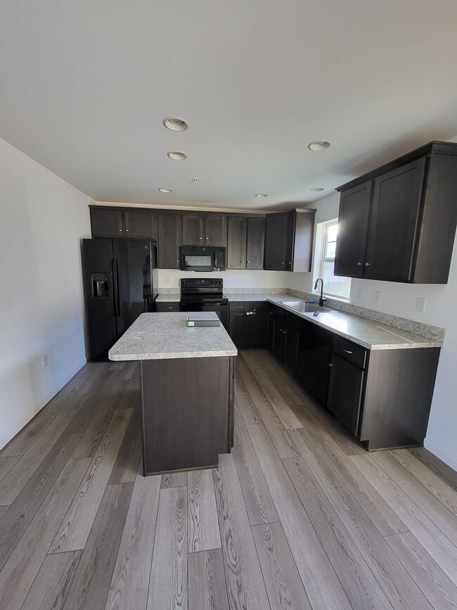 Building Photo - Spacious Modern 3 Bedroom Townhome in Annv...