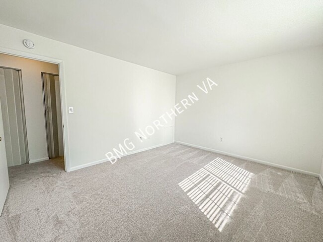 Building Photo - 1523 Colonial Dr