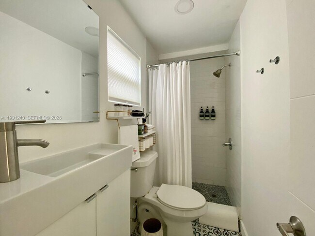 Building Photo - 1121 NE 1st Ave.