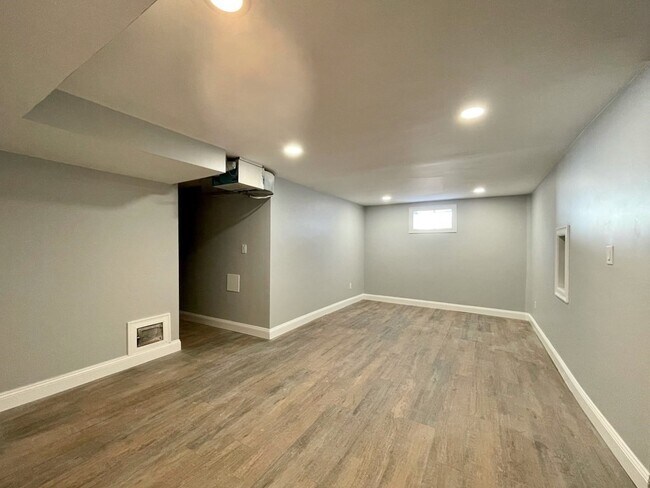 Building Photo - 9 Pond St