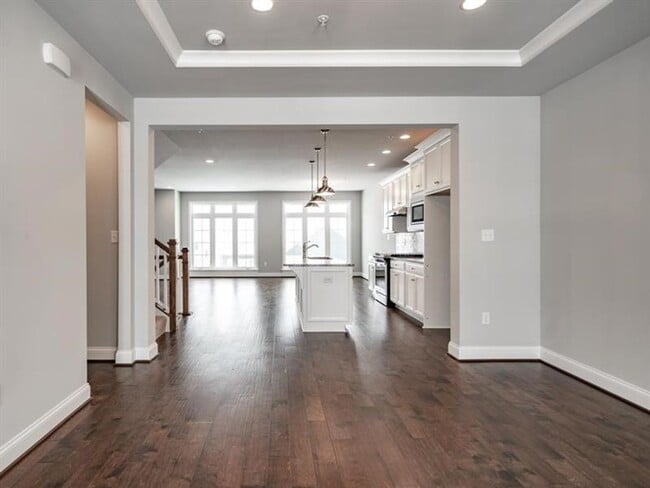 Building Photo - 3 bed 2.5 bath - Luxury Living Meets Subur...