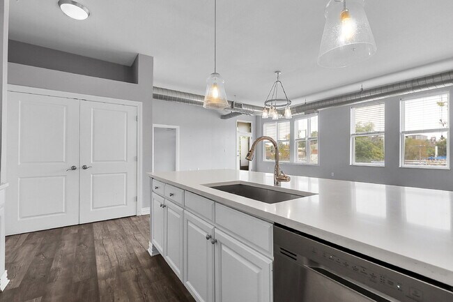 Building Photo - $1,530.00 - 1 Bed, 1 Bath Condo in Denver in Great Location!