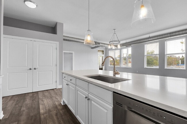 Building Photo - $1,880 - 1 Bed, 1 Bath Condo in Denver in ...
