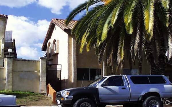 Building Photo - 4280 Highland Ave