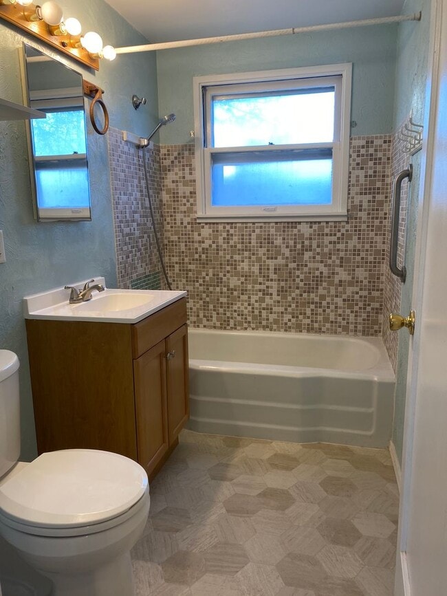 Building Photo - 2 Bedroom 1 Bath Home