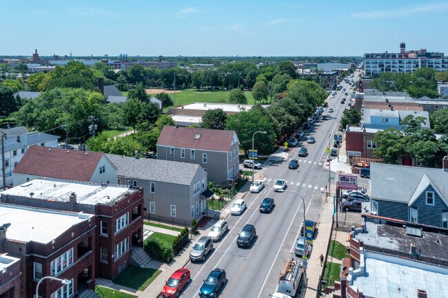 Building Photo - 3819 W Diversey Ave