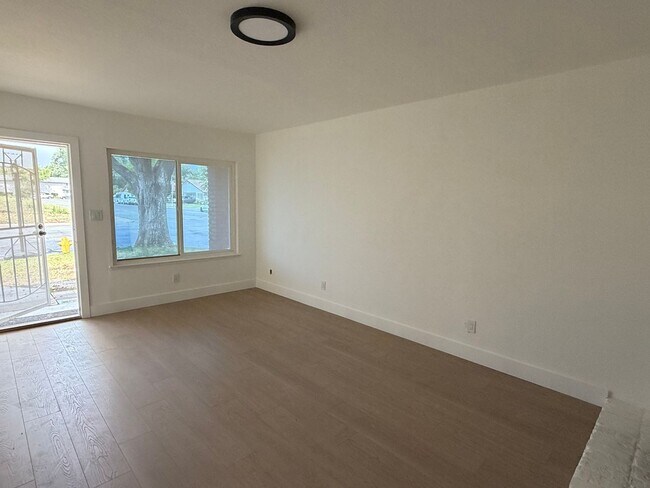 Building Photo - 401-403 Elizabeth Way