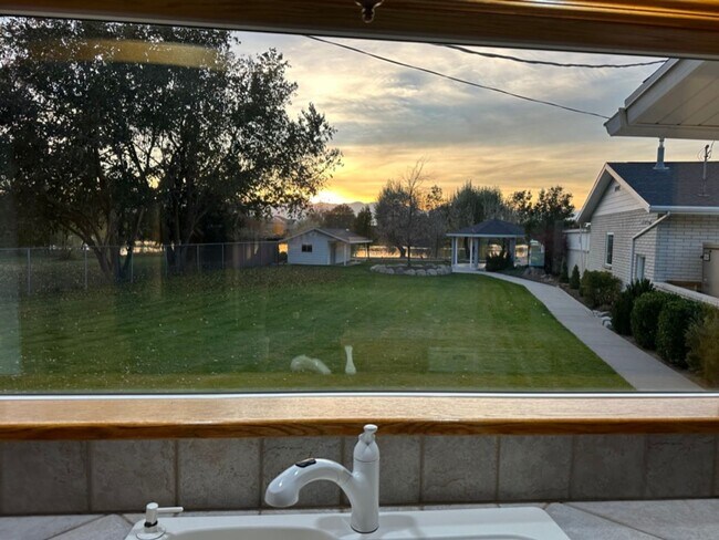 Building Photo - 3bd 3bth Home-1 Acre on the Water!