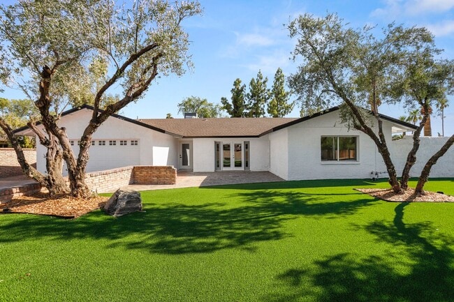 Building Photo - Prime ASU Location 5BR Home with Pool & Garage