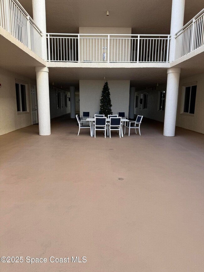 Building Photo - 601 N Miramar Ave