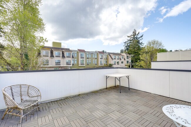 Building Photo - 128A W Florentia St