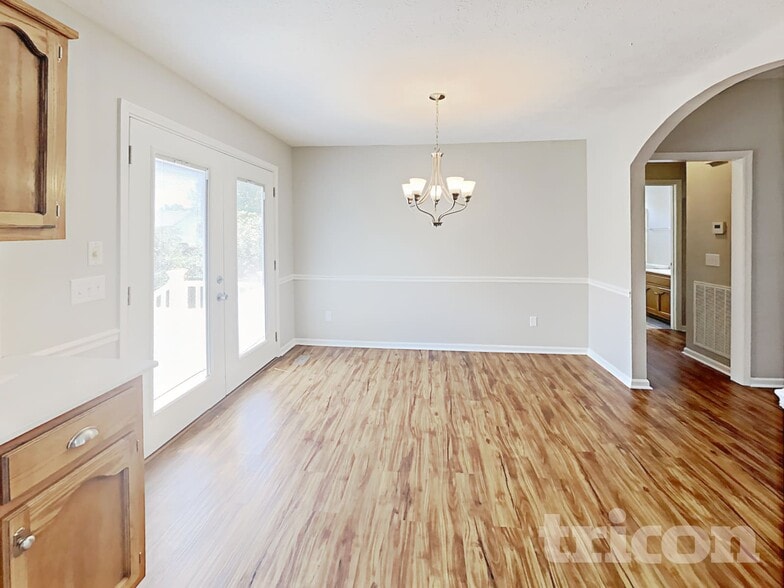 Building Photo - 901 Highland Dr