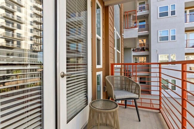 Building Photo - 390 N 2nd Ave