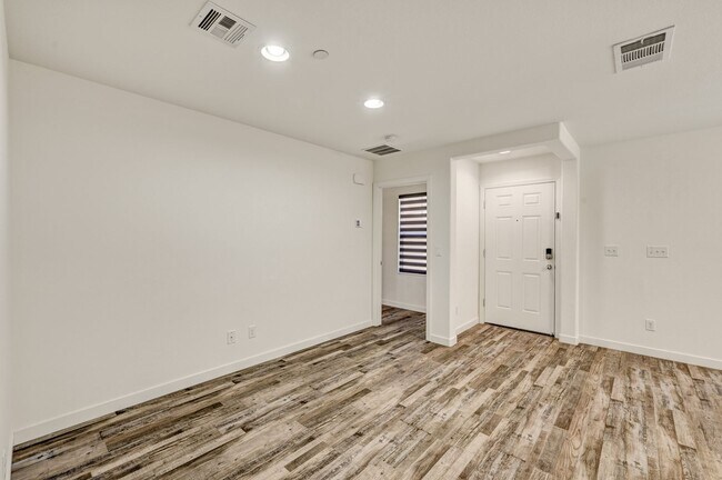 Building Photo - Exquisite Townhome - Life of luxury