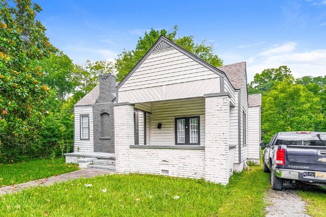 Building Photo - Charming Three Bedroom Home Near East Lake Park.