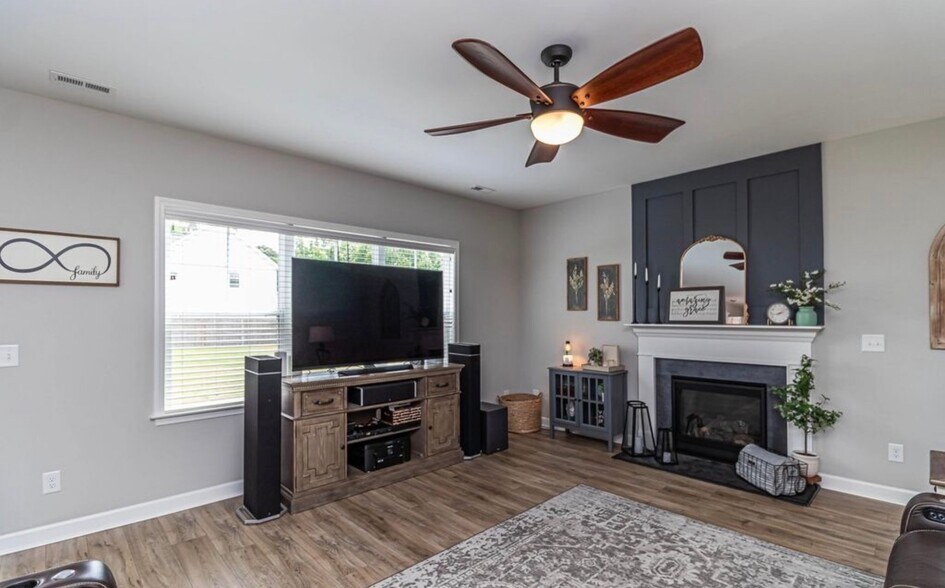 Building Photo - 300 Stonebridge Dr
