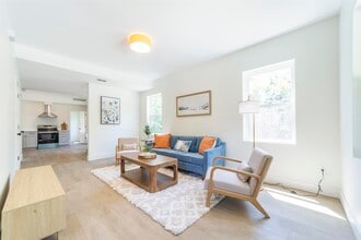 Building Photo - 952 Alexander St