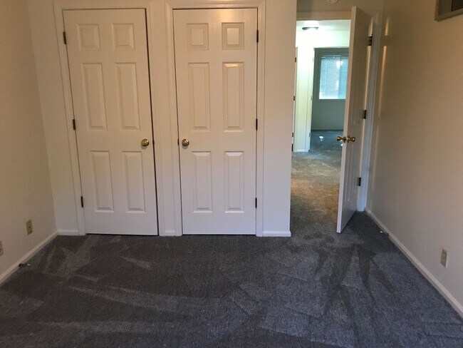 Building Photo - 3 bedroom 2 bath Thurston Hills town house