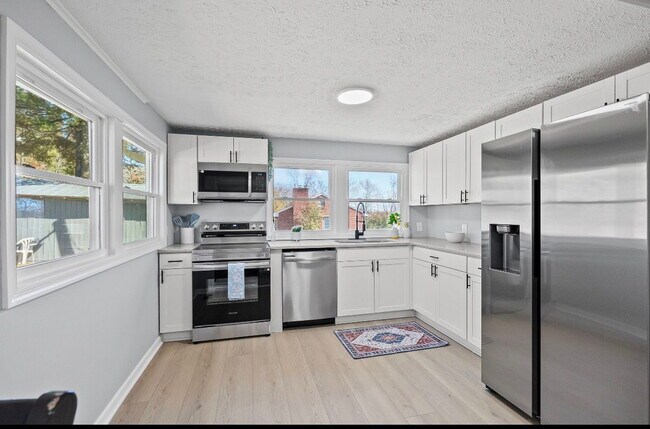 Building Photo - 3 Bed and 2 Bath Single Family Residence in Settlersway Lane