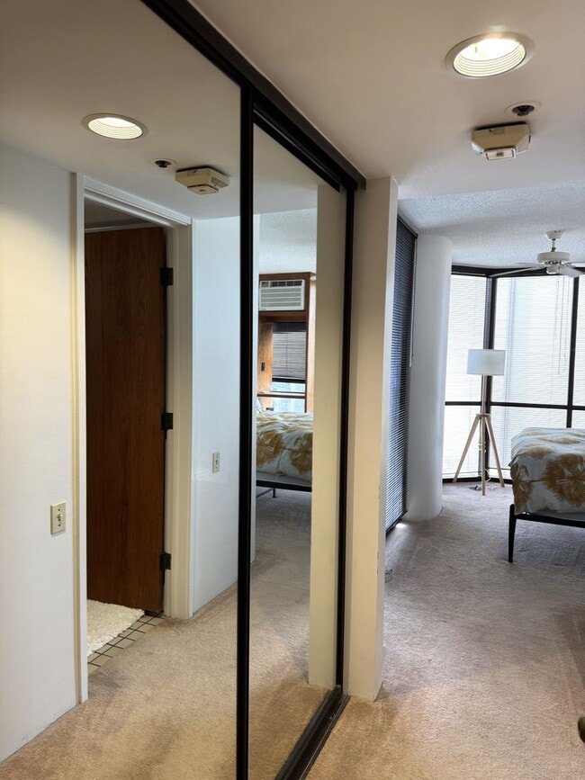 Building Photo - Honolulu Tower - One bedroom unit with par...