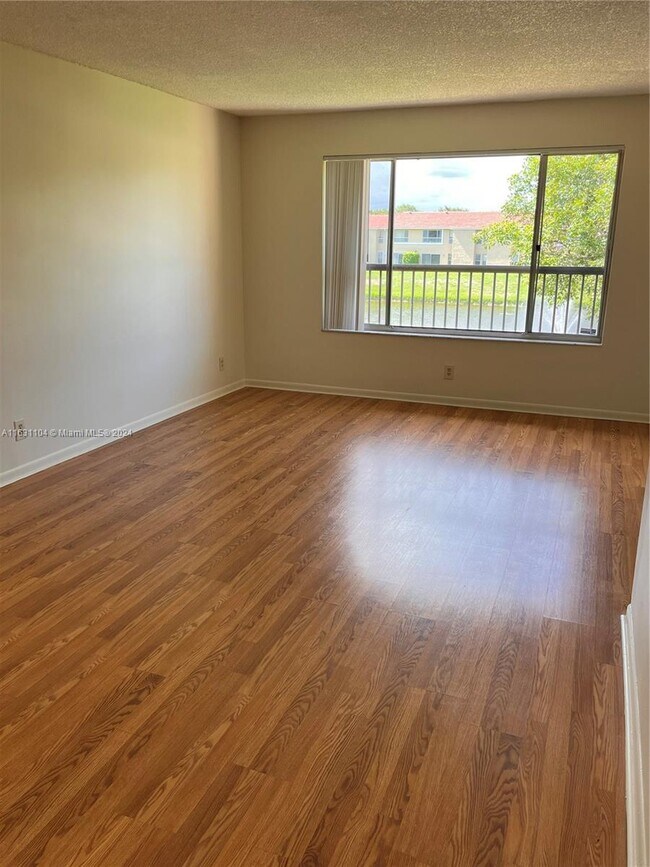 Building Photo - 10143 Twin Lakes Dr