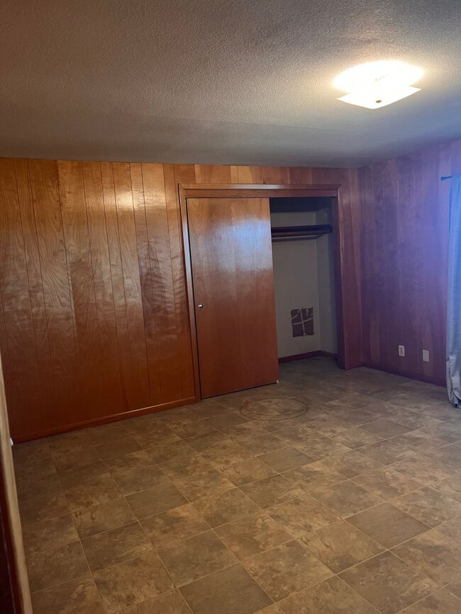 Building Photo - Spacious North Tacoma waterfront Unit with...