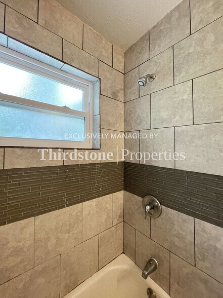 Building Photo - 2212 W 12th St