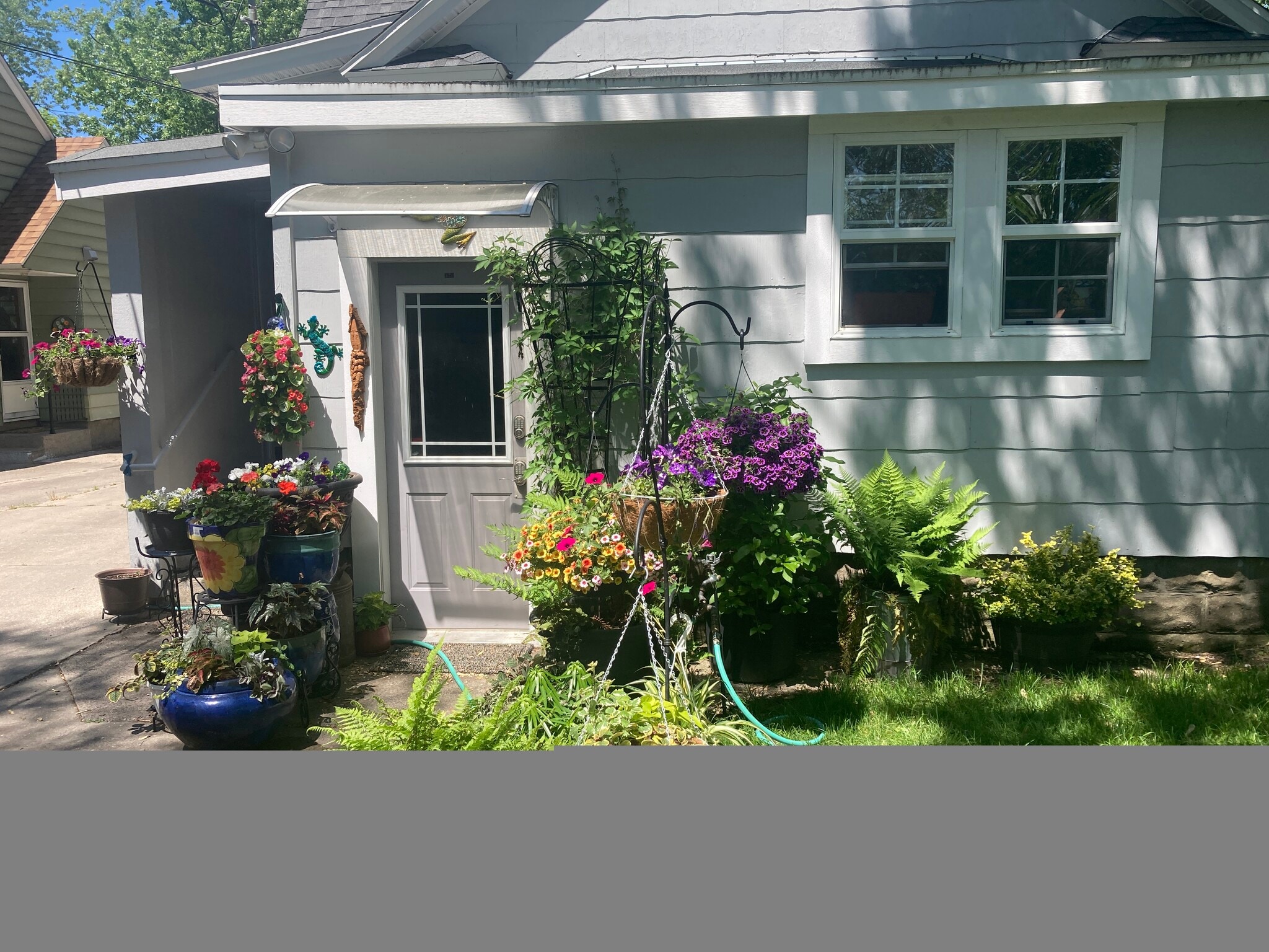 Building Photo - 320 W 20th St