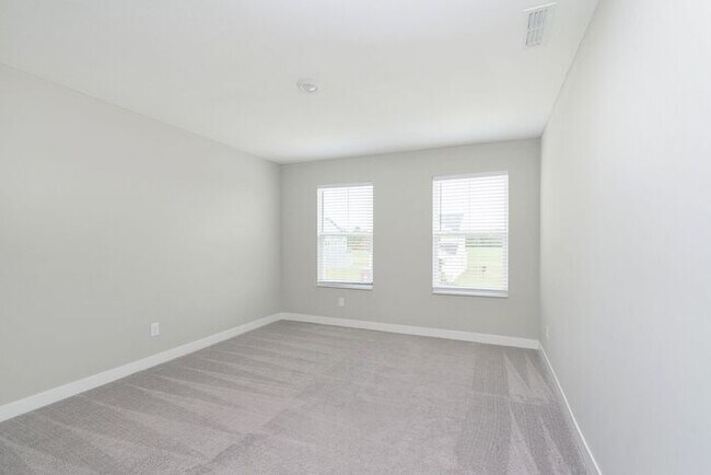 Building Photo - Like New 5 Bedroom 3 Full Bath With Fenced...