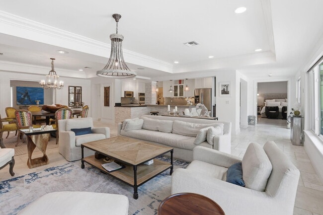 Building Photo - 309 NE 8th Ave