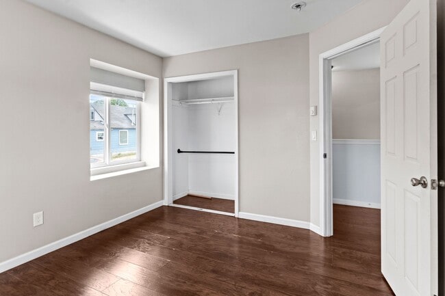 Building Photo - Spacious 2-Bedroom Duplex Near Tacoma Mall...