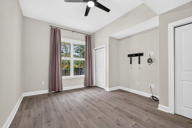 Building Photo - Modern Comfort in the Heart of Johns Island