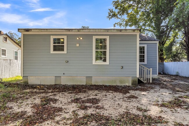 Building Photo - Charming North Charleston Home