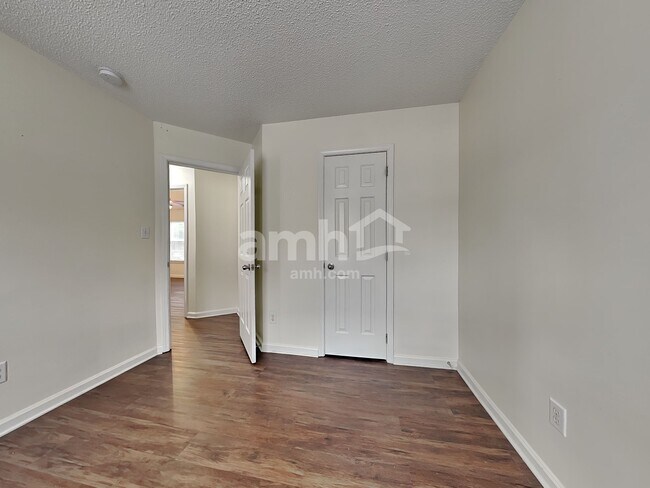 Building Photo - 1617 Oak Knoll Ln