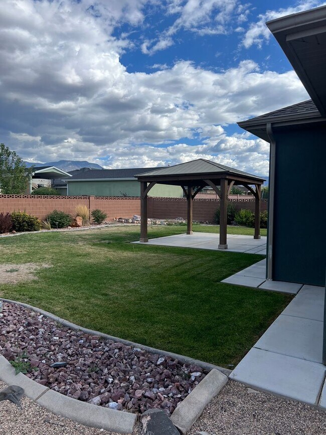 Building Photo - Beautiful Custom Home!